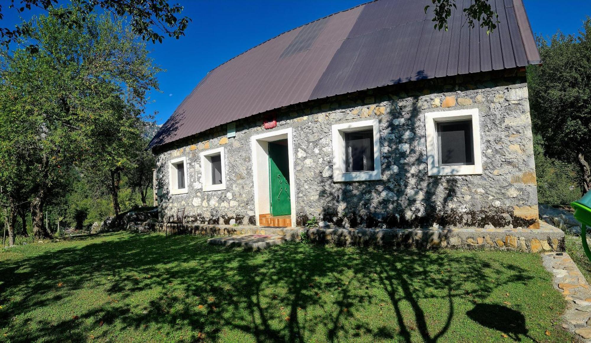 Guest House Emanueli Tropoje Екстер'єр фото