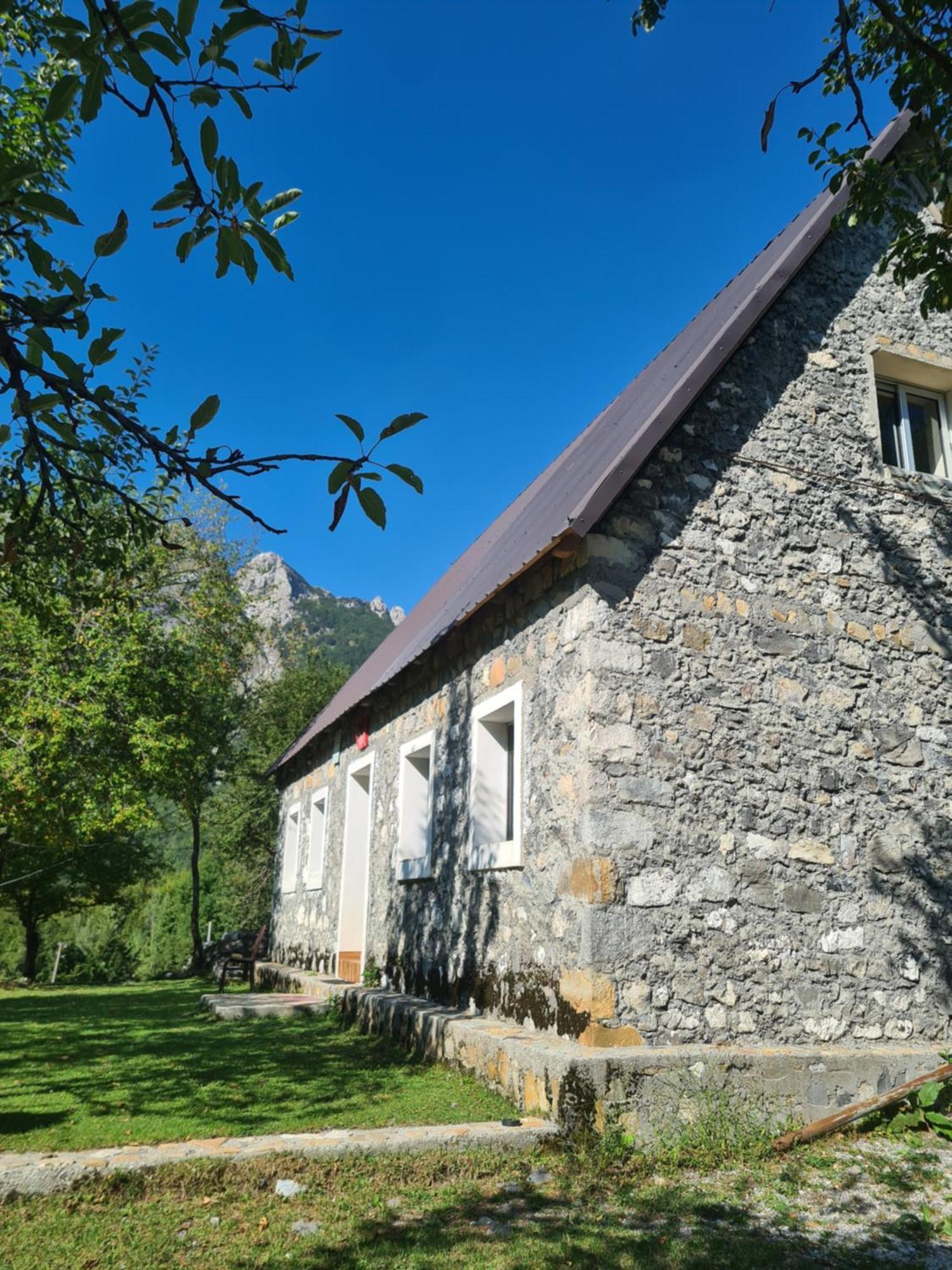 Guest House Emanueli Tropoje Екстер'єр фото
