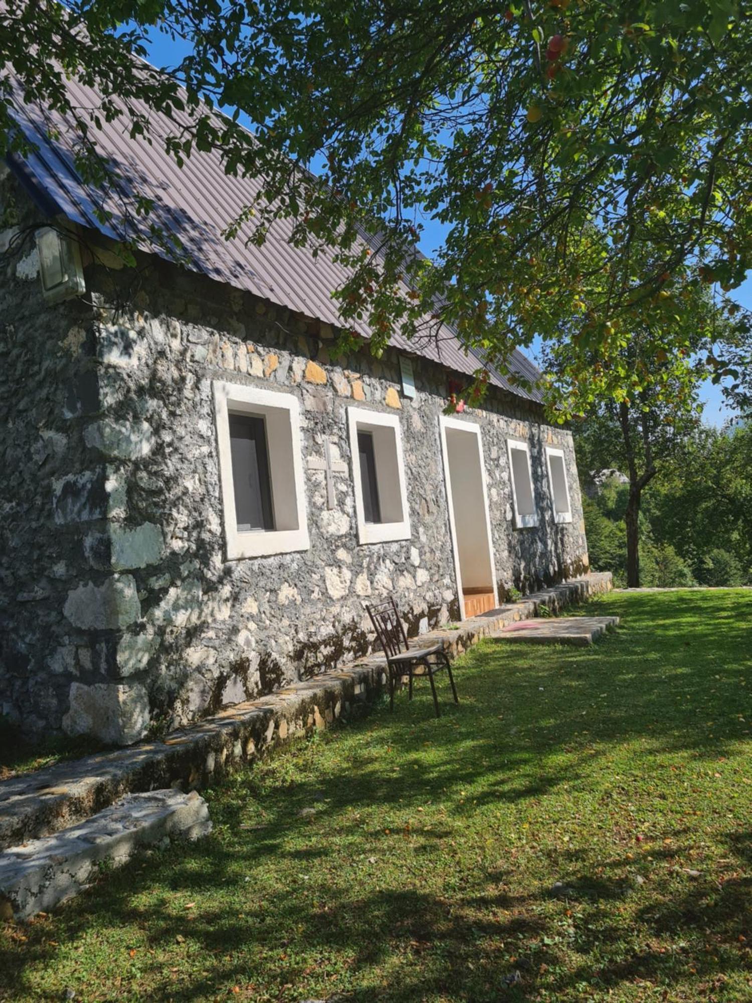 Guest House Emanueli Tropoje Екстер'єр фото